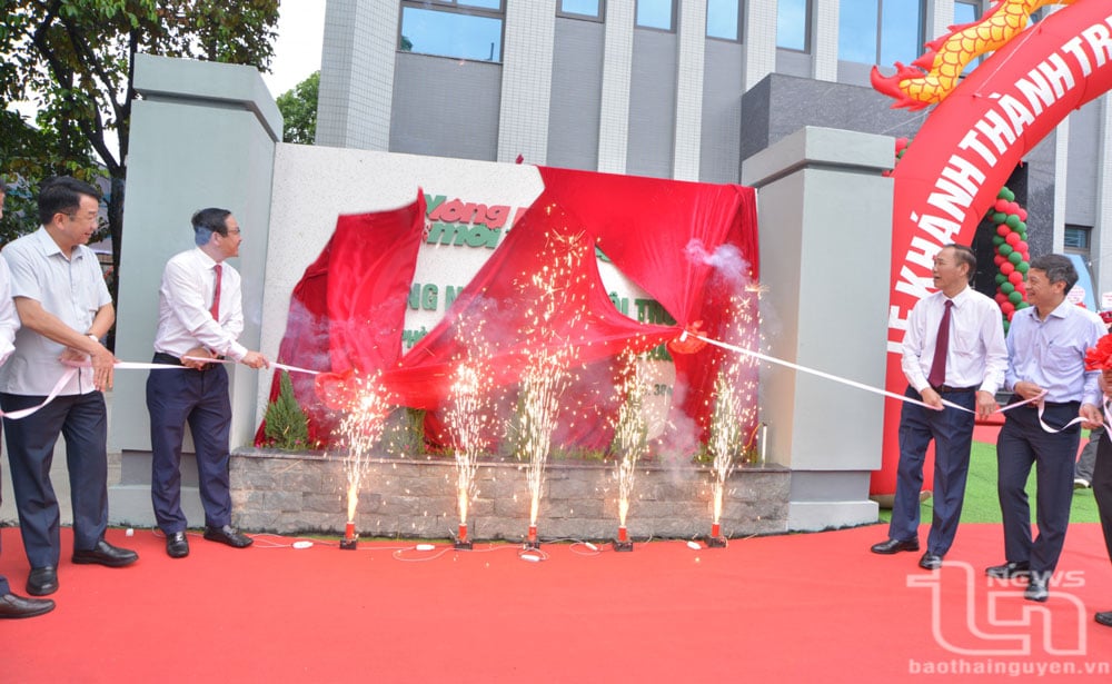 Các đại biểu thực hiện nghi thức khánh thành trụ sở Văn phòng đại diện Báo Nông nghiệp và Môi trường tại Thái Nguyên.