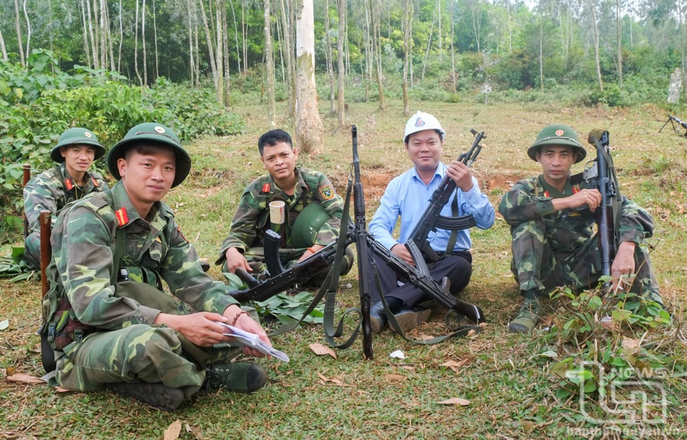 Ông Phan Thái (thứ 2 từ phải vào) trên thao trường cùng cán bộ, chiến sĩ.