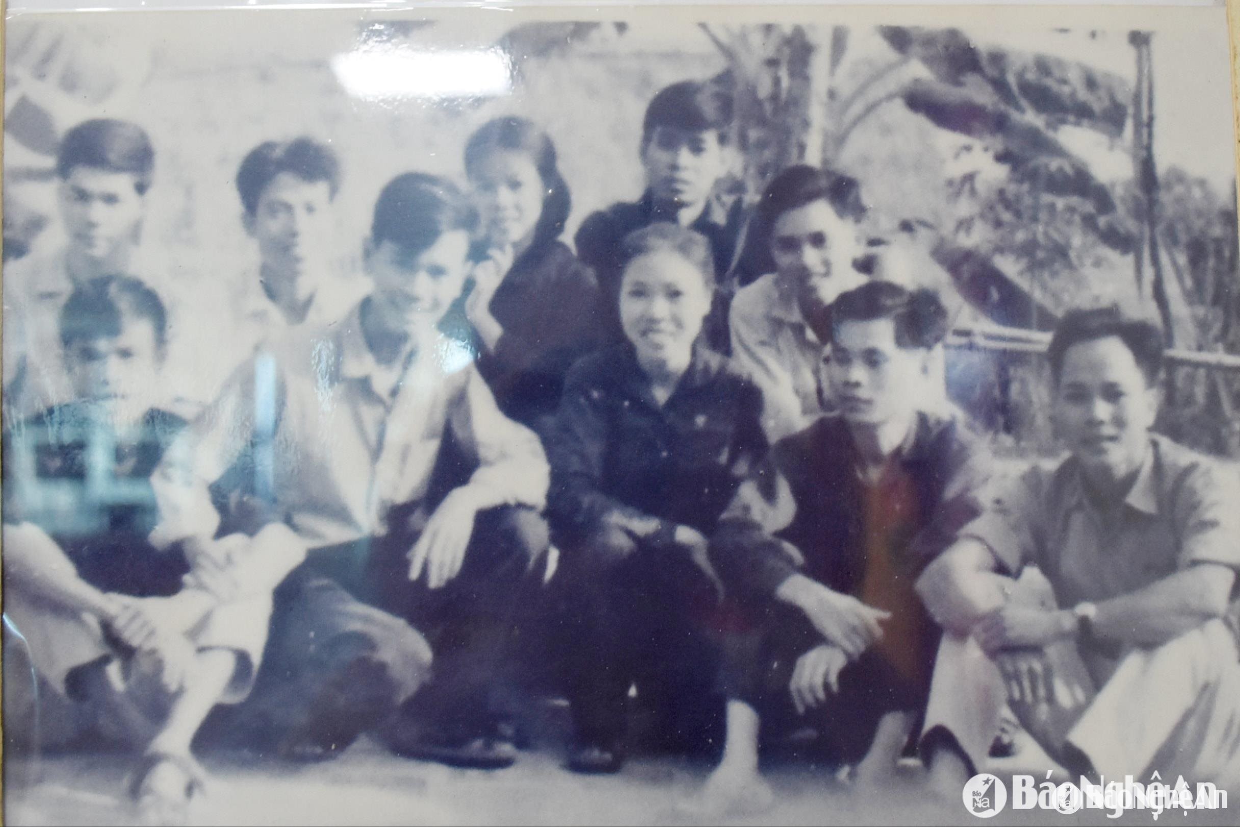 Tập thể cán bộ, phóng viên Báo Nghệ An trong những năm chiến tranh. Ảnh tư liệu