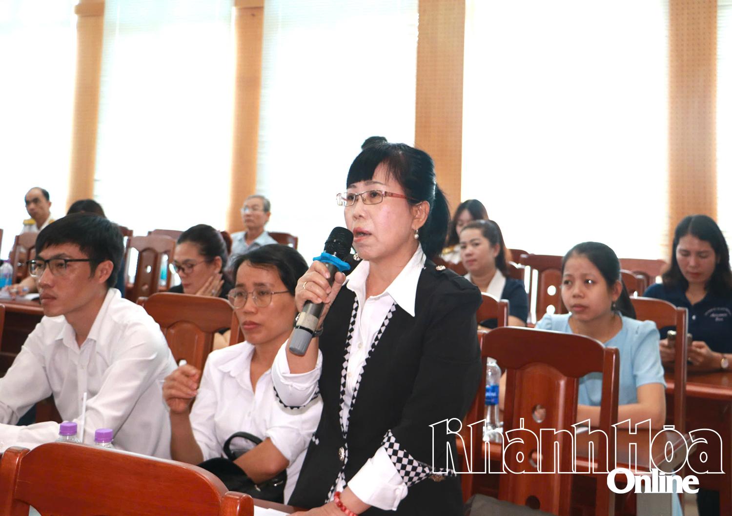 Đại diện một doanh nghiệp nêu những vướng mắc tại buổi đối thoại