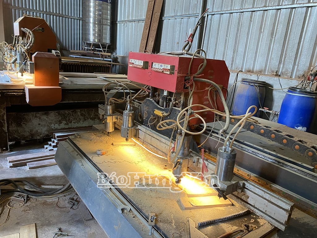 En la aldea de carpintería de Thuy Lan, comuna de Thanh Long (Yen My), se han puesto en producción muchos tipos de maquinaria para reducir los desechos.