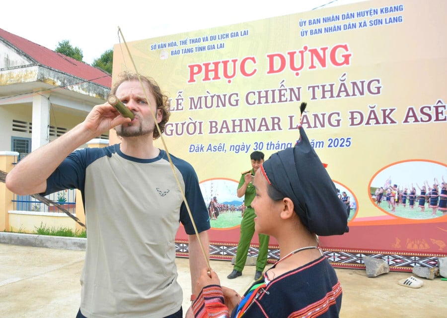 ong-tobias-du-khach-nguoi-duc-nhiet-tinh-thuong-thuc-ruou-can-qua-cau-ruou-moi-khach-cua-nguoi-lang-dak-a-sel-xa-son-lang-huyen-kbang-anh-ngoc-minh.jpg
