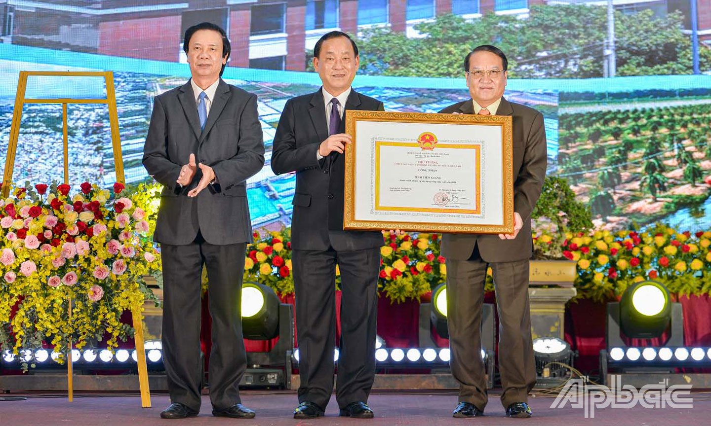 Đồng chí Nguyễn Văn Danh, Ủy viên Ban Chấp hành Trung ương Đảng, Bí thư Tỉnh ủy, Trưởng đoàn Đại biểu Quốc hội tỉnh Tiền Giang thừa ủy quyền Thủ tướng Chính phủ trao Bằng công nhận tỉnh Tiền Giang hoàn thành nhiệm vụ xây dựng NTM năm 2024.