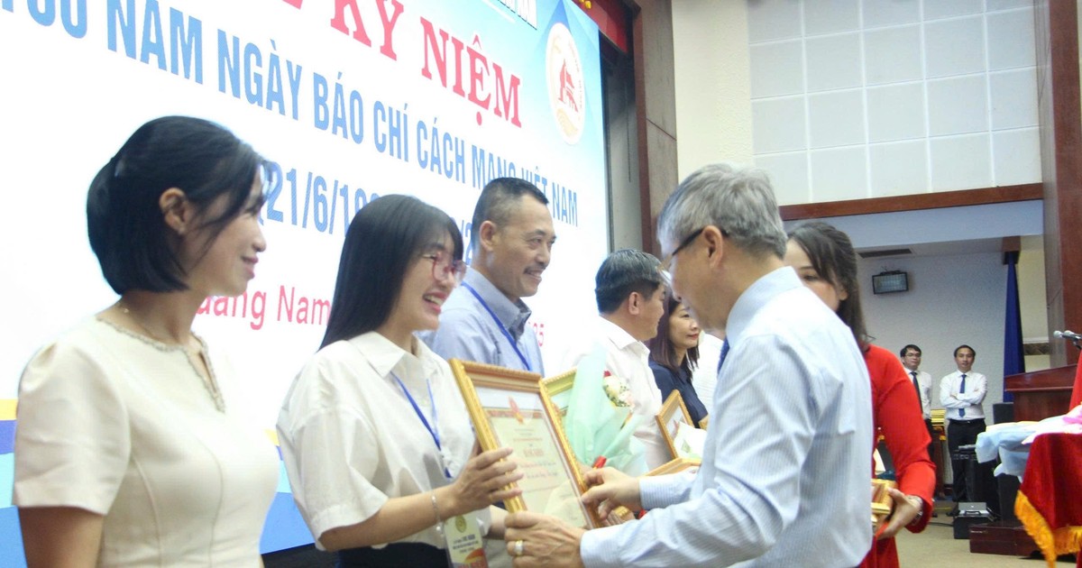 កាសែតច្បាប់វៀតណាមមានកិត្តិយសទទួលបានវិញ្ញាបនបត្រសគុណពីគណៈកម្មាធិការប្រជាជនខេត្ត Quang Nam។