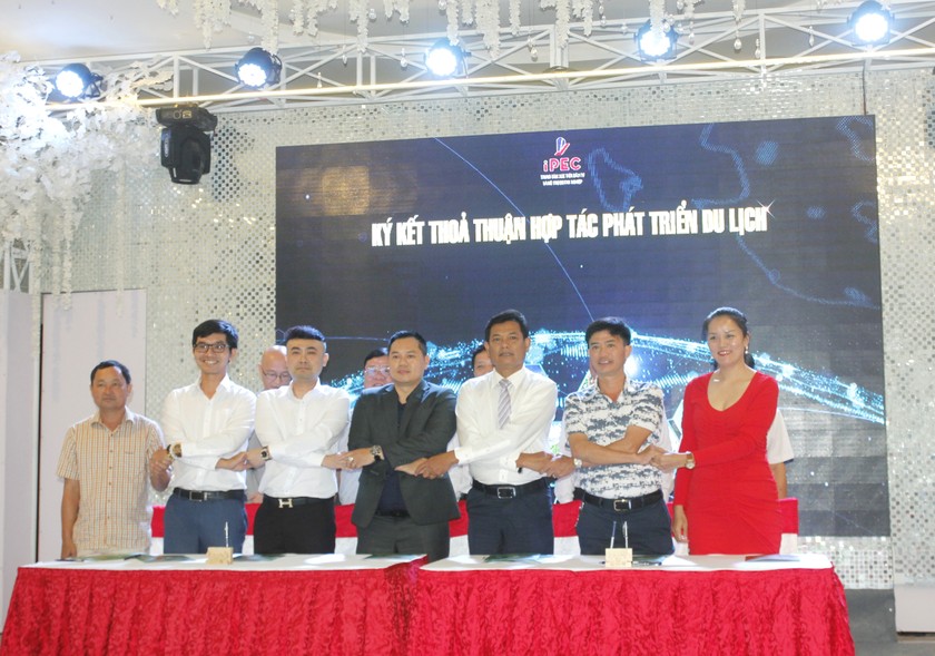 Lễ ký kết hợp tác chiến lược giữa các doanh nghiệp lữ hành và doanh nghiệp trong và ngoài tỉnh, xây dựng mối quan hệ hợp tác lâu dài, góp phần thúc đẩy ngành du lịch Cà Mau phát triển.