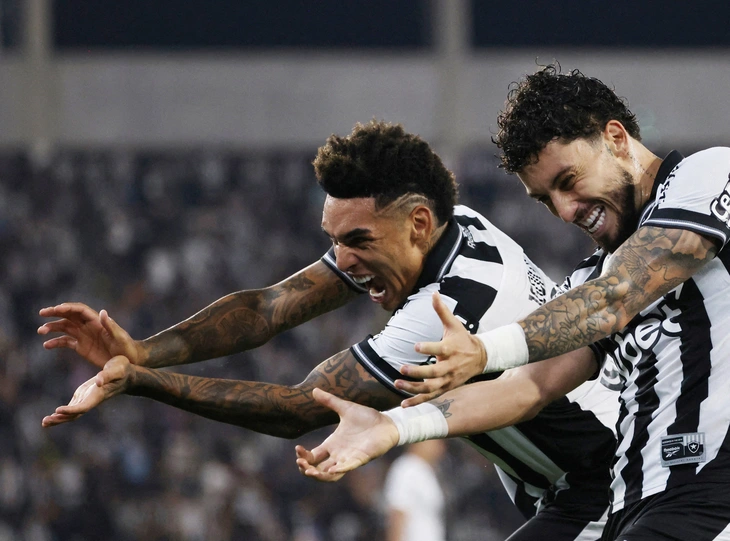 Cầu thủ Brazil ăn mừng kiểu '7 viên ngọc rồng' sau khi ghi bàn ở FIFA Club World Cup 2025 - Ảnh 1.