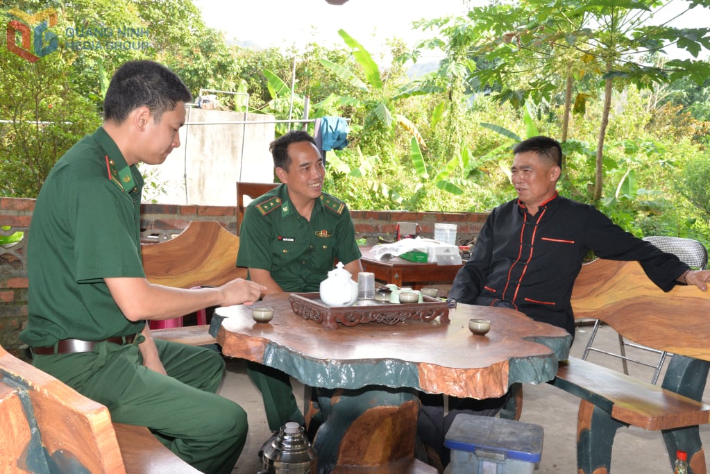 Người có uy tín thường xuyên phối hợp cùng BĐBP triển khai các giải pháp vận động nhân dân tham gia gìn giữ bình yên nơi biên cương.