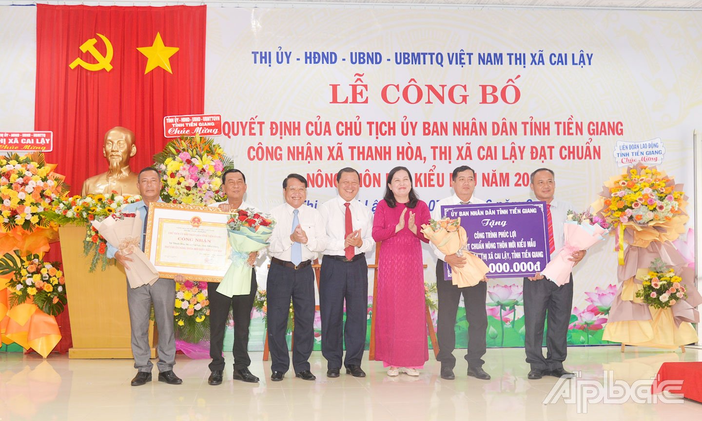 ថ្នាក់ដឹកនាំខេត្ត ទីរួមខេត្ត Cai Lay និងមន្ទីរកសិកម្ម និងបរិស្ថានបានប្រគល់វិញ្ញាបនបត្រទទួលស្គាល់ឃុំអនុលោមតាមស្តង់ដារ NTM គំរូ បន្ទះនិមិត្តសញ្ញាដើម្បីបរិច្ចាគគម្រោងសុខុមាលភាពដែលមានតម្លៃ ២ពាន់លានដុង និងជូនផ្កាអបអរសាទរឃុំ Thanh Hoa។