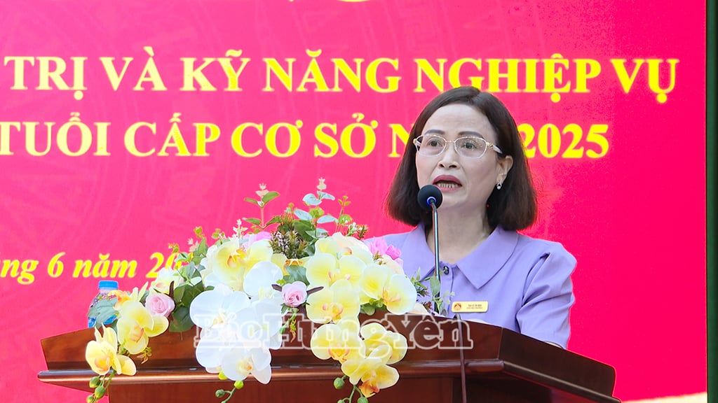 Lãnh đạo Trường Chính trị Nguyễn Văn Linh phát biểu khai giảng lớp bồi dưỡng