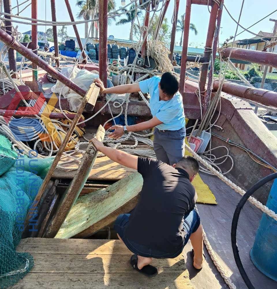 Cán bộ Boong và hầm tàu cá được kiểm tra, thẩm định