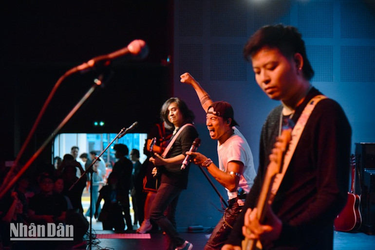 buc-tuong-band-tai-phap-3.jpg