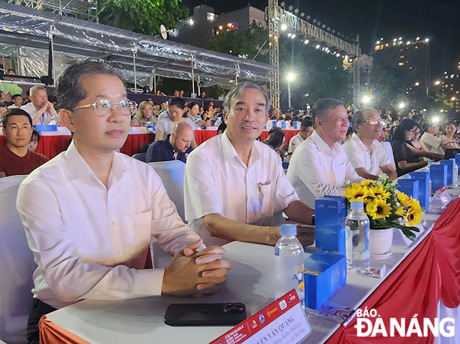Bí thư Thành ủy, Trưởng Đoàn đại biểu Quốc hội thành phố Đà Nẵng Nguyễn Văn Quảng (bên trái), Chủ tịch UBND thành phố Lê Trung Chinh (thứ 2, bên trái sang) và các đại biểu tham dự DIFF 2025. Ảnh: NGỌC HÀ