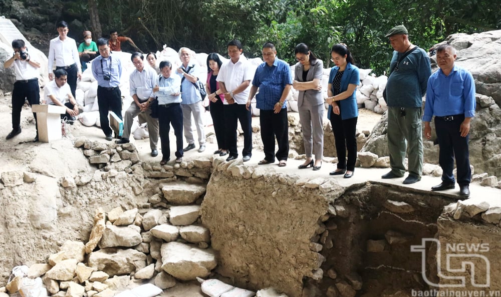Ông Nguyễn Đình Hưng (ngoài cùng bên phải) trong chuyến công tác tại Di chỉ khảo cổ học Mái đá Ngườm Thần Sa (Võ Nhai).