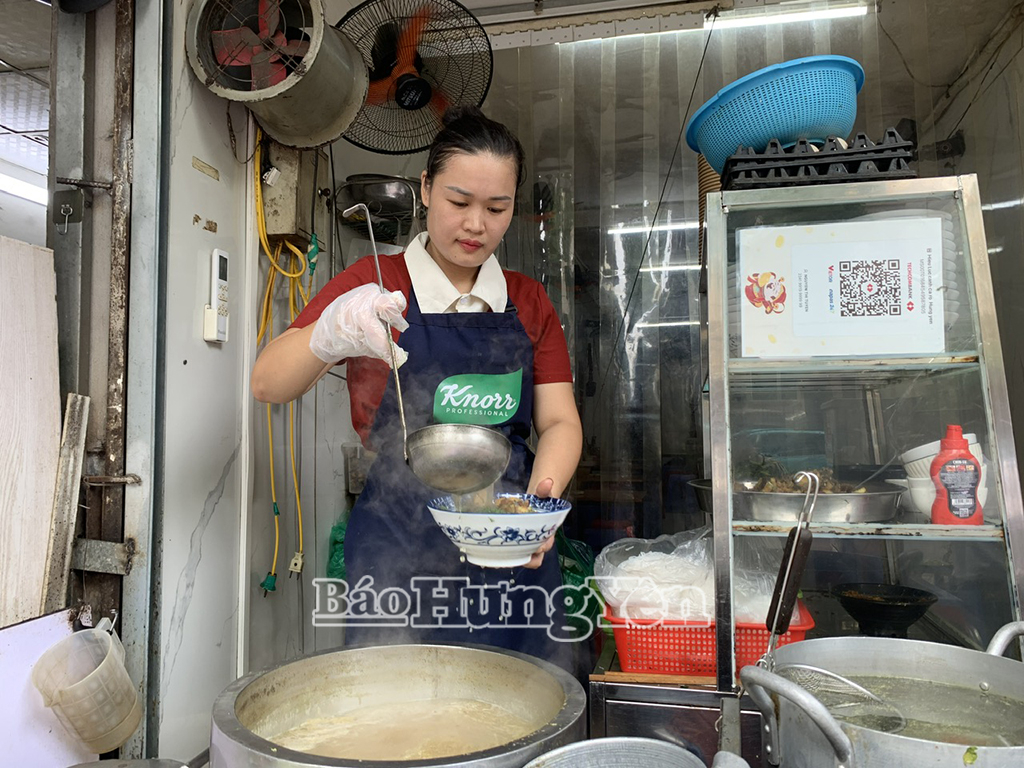 Chị Nguyễn Thị Tuyền, chủ quán “Hiệu Lực – Canh cá rô Hưng Yên”