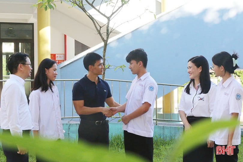 Các thầy cô Trường THCS Lê Văn Thiêm chúc mừng thành tích của 3 thủ khoa.
