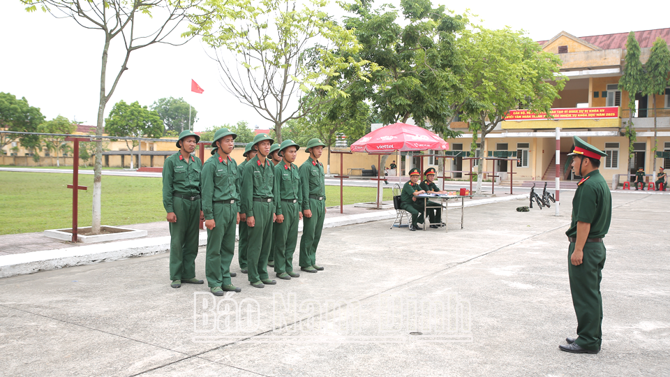 ពិនិត្យ​ការ​ប្រព្រឹត្តិ​របស់​យោធិន​ថ្មី​នៅ​កងវរសេនាធំ​លេខ​១៨០ (​បញ្ជាការដ្ឋាន​យោធភូមិភាគ​ខេត្ត)។