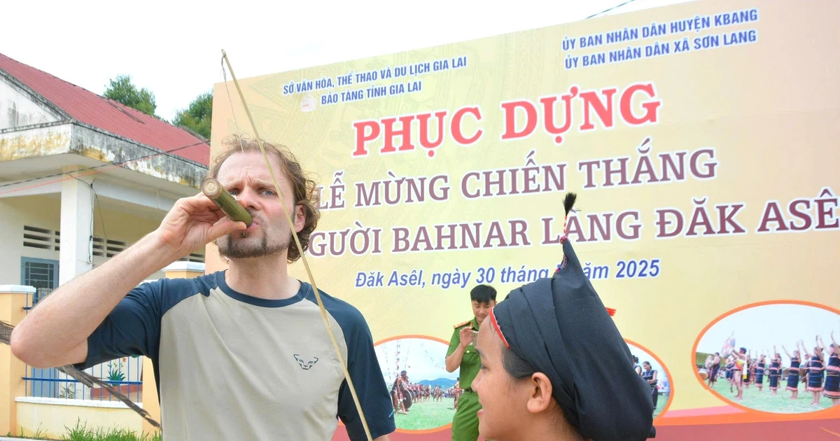 Cách mời rượu độc đáo của người Bahnar làng Đak Asêl