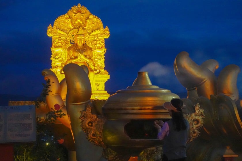 Thực hành nghi thức Dâng Khói Hương.