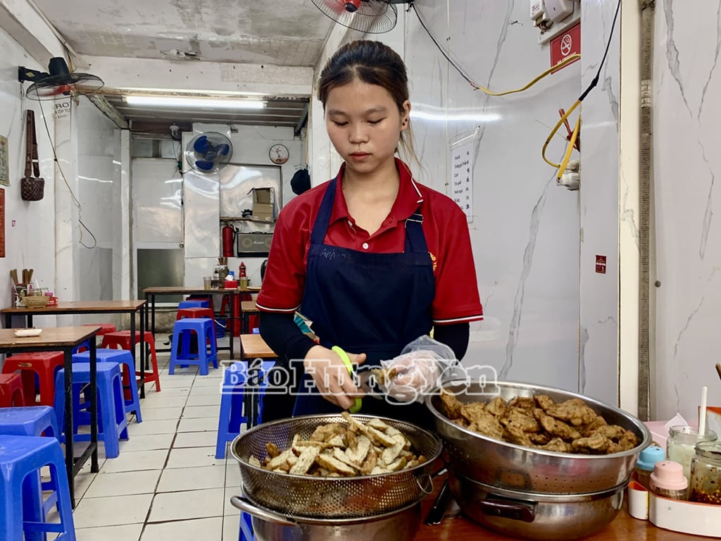 Nhân viên quán chuẩn bị món chả cá...