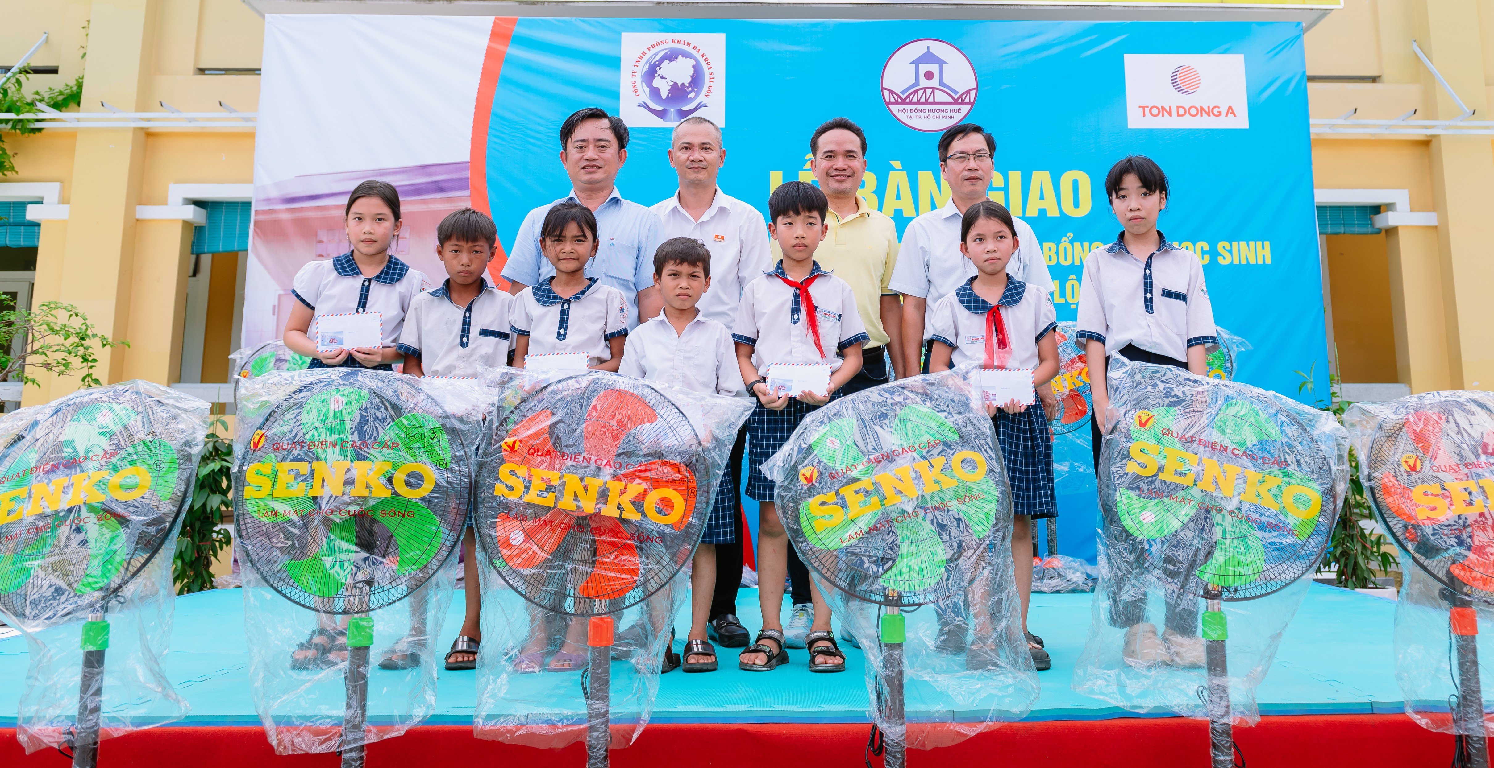 Acceptance of community projects, supporting hometown with nearly 1.6 billion VND