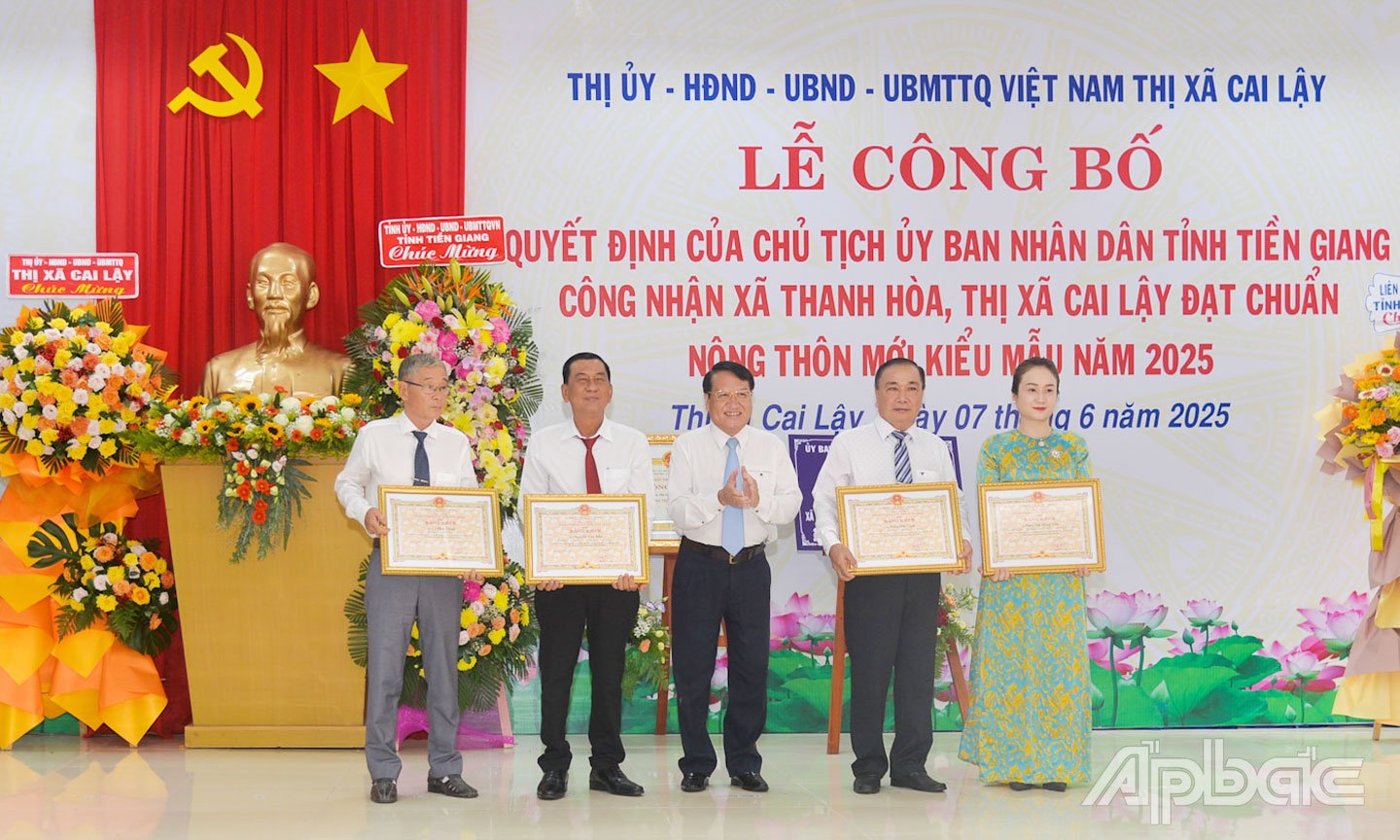 សមមិត្ត Pham Van Trong អនុប្រធានគណៈកម្មាធិការប្រជាជនខេត្ត បានប្រគល់ប័ណ្ណសរសើរពីគណៈកម្មាធិការប្រជាជនខេត្ត ដល់បុគ្គលដែលមានស្នាដៃក្នុងការកសាងឃុំ Thanh Hoa ស្របតាមស្តង់ដារជនបទគំរូថ្មី។