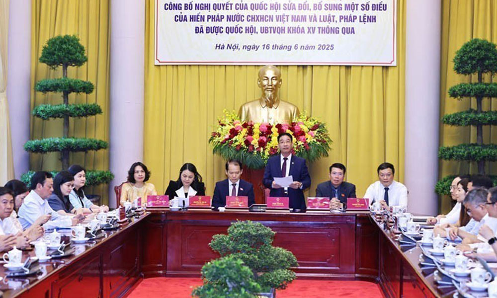 Announcement of the President's Order on the Resolution amending and supplementing a number of articles of the Constitution and the Law on Organization of Local Government (amended)