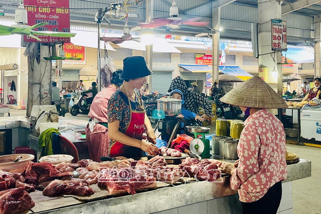 Người dân chọn mua thịt lợn tại chợ Tiên Lữ (Tiên Lữ)