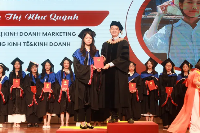 Đại học Duy Tân trao hơn 2.000 bằng tốt nghiệp ảnh 1