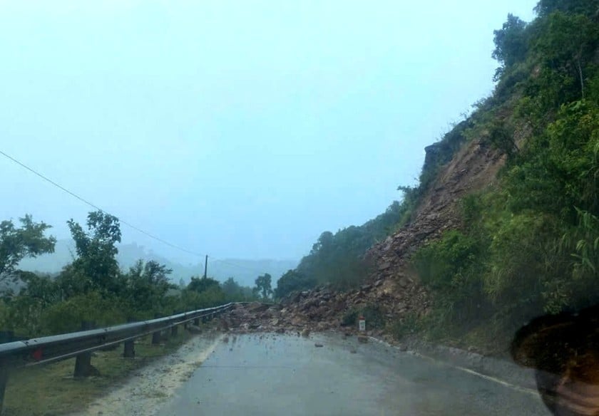 Mưa bão số 1 gây sạt lở trên đường Hồ Chí Minh, đoạn qua huyện Quảng Ninh (Quảng Bình). Ảnh: N.V.T