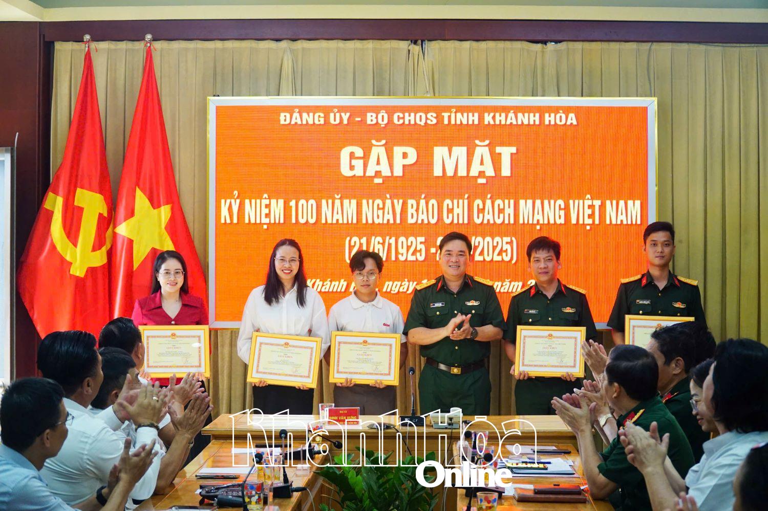 Đại tá Đinh Văn Hưng trao giấy khen cho các nhà báo, phóng viên và cán bộ, chiến sĩ.