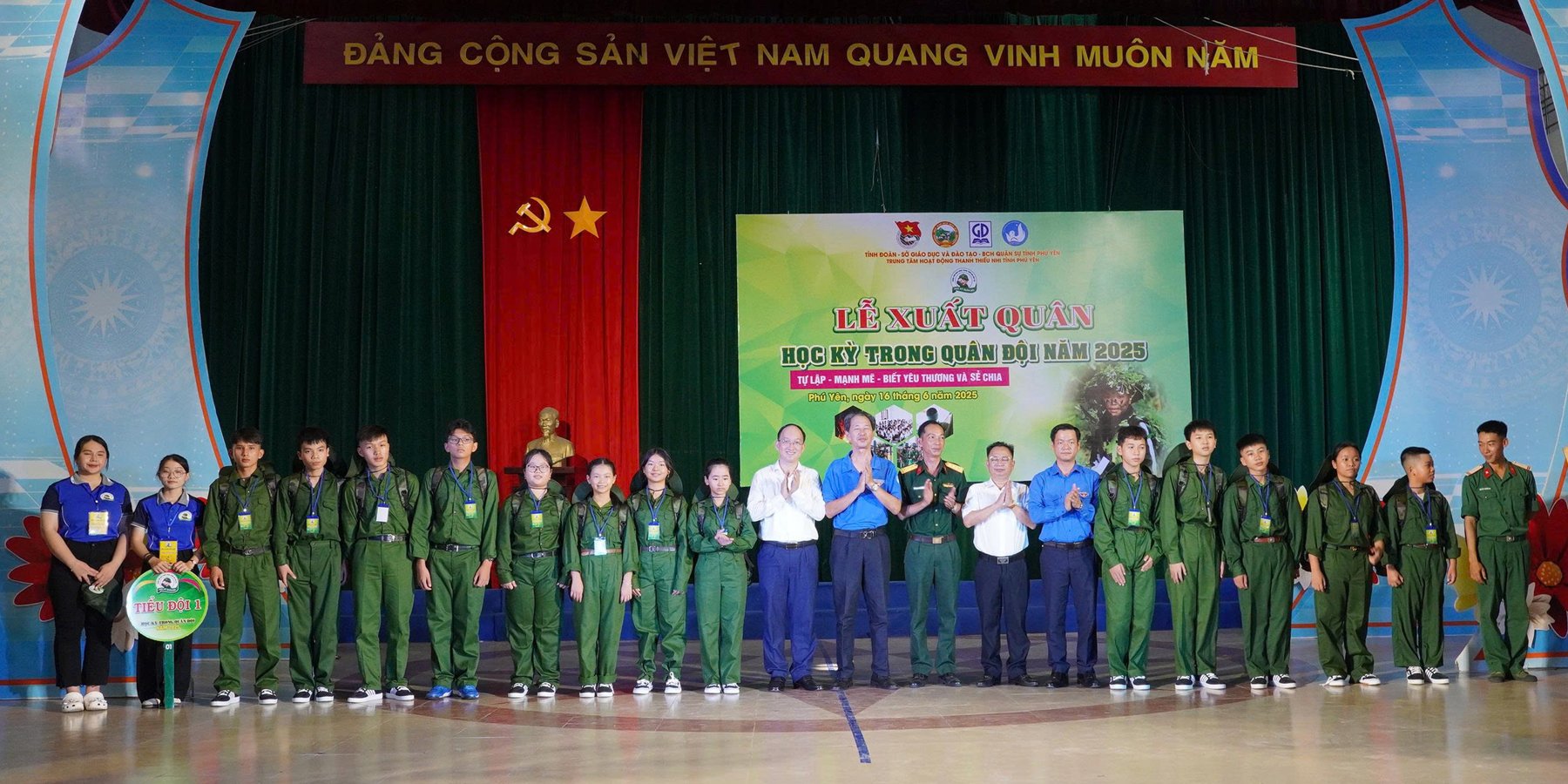 The Organizing Committee and the Organizing Committee's delegates presented student cards and took souvenir photos with the young soldiers. Photo: BAO KINH