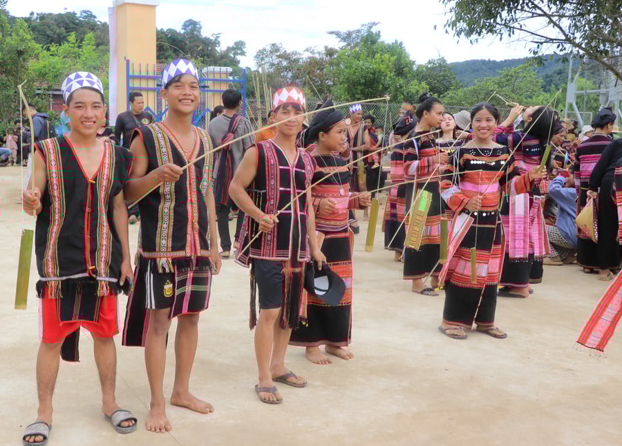 Thanh niên Đinh Văn Thúc (bìa trái, ở làng Đăk A Sêl) cùng các bạn tham gia câu rượu mời khách. Ảnh Ngọc Minh