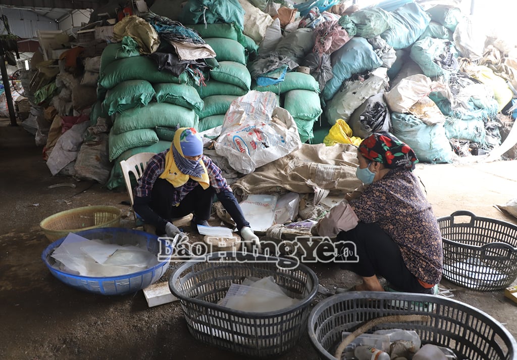 El ambiente de trabajo en las instalaciones de reciclaje de plástico en el grupo residencial Phan Boi, barrio Di Su (ciudad de My Hao) es siempre estrecho y sofocante.