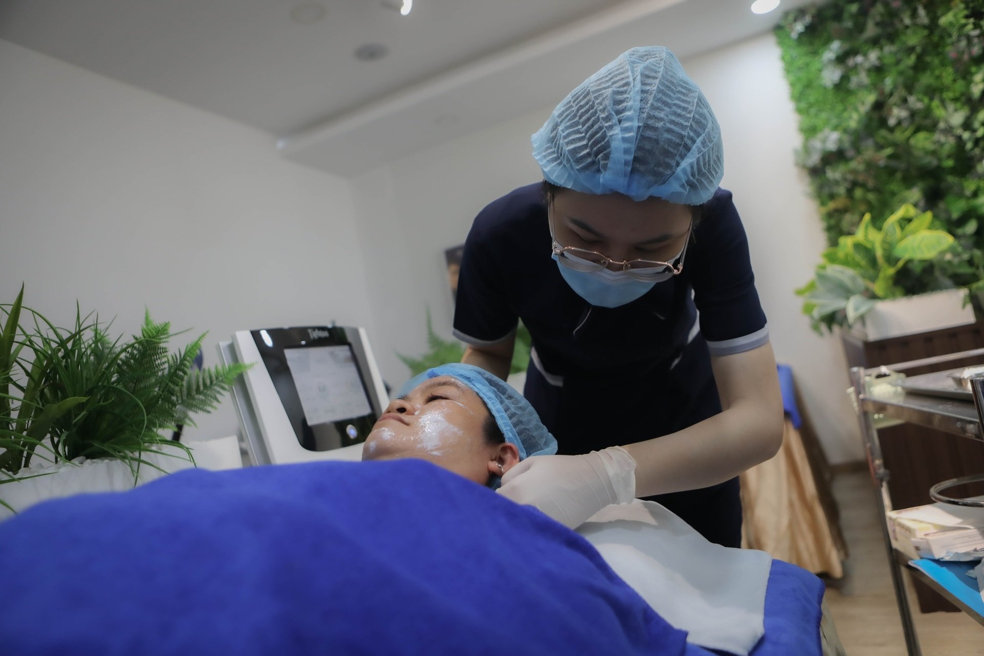 Cận cảnh mũi tiêm níu lại tuổi thanh xuân của người phụ nữ U40 - 2