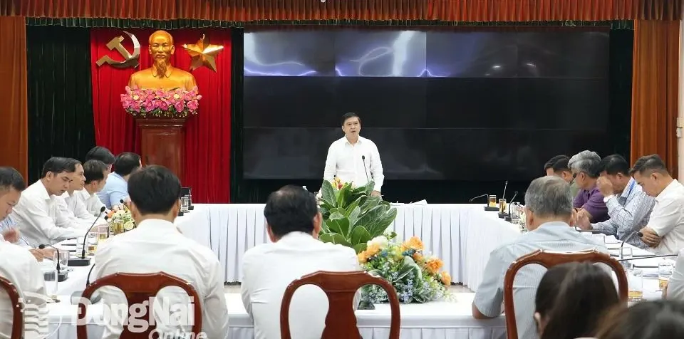 Phó chủ tịch UBND tỉnh Hồ Văn Hà phát biểu chỉ đạo tại buổi làm việc. Ảnh: Phạm Tùng
