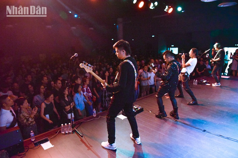 buc-tuong-band-tai-phap-5.jpg