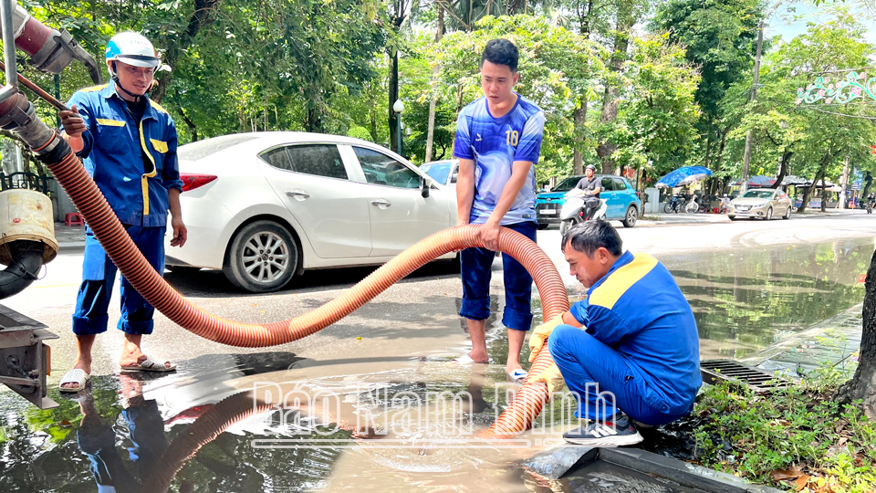 Công ty Cổ phần Công trình đô thị Nam Định cải tạo, sửa chữa hệ thống thoát nước trên địa bàn thành phố Nam Định.
