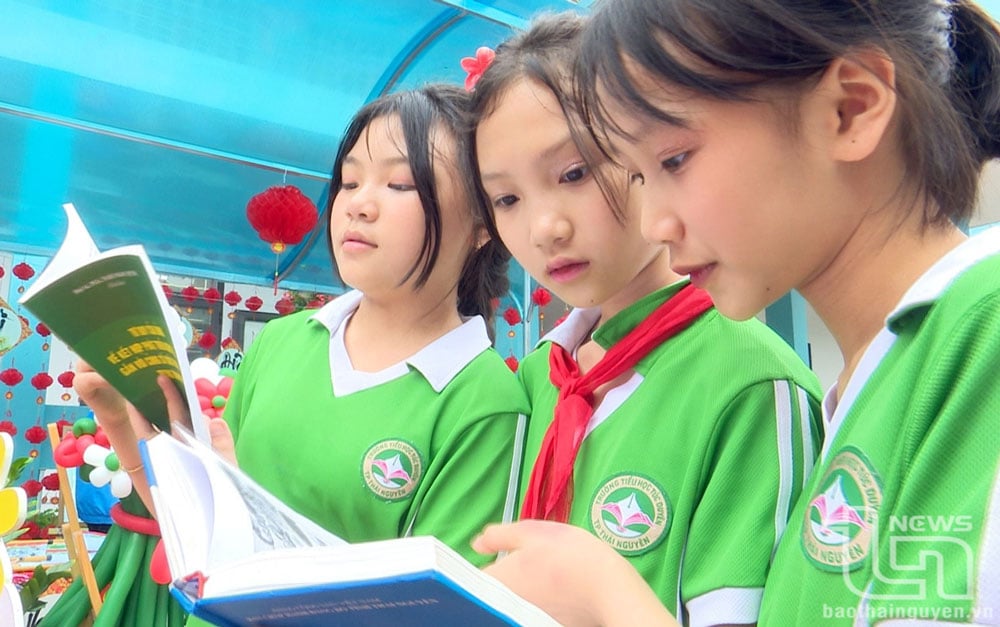 Để trở thành công dân tốt, các em học sinh cần có sự phối hợp đồng bộ giữa gia đình, nhà trường và xã hội.