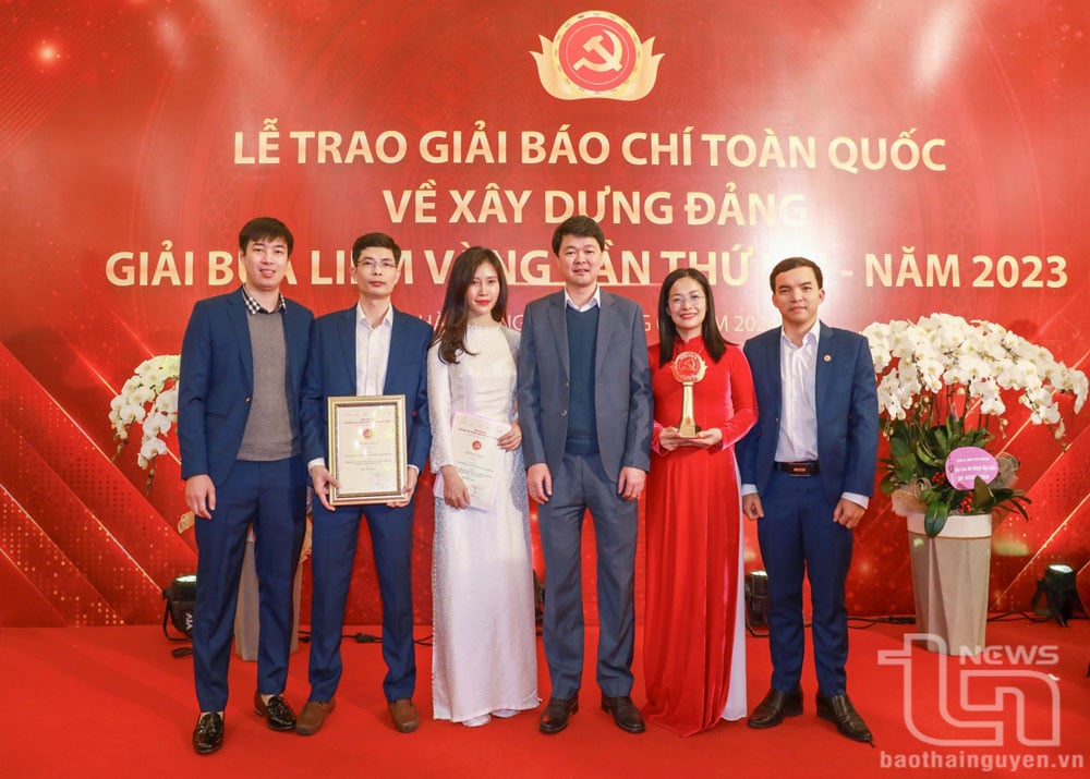 Tổng Biên tập Báo Thái Nguyên chụp ảnh cùng nhóm phóng viên đoạt giải C - Giải báo chí toàn quốc về xây dựng Đảng mang tên Búa liềm vàng năm 2023.