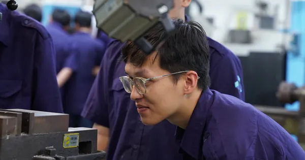 6 nouveaux étudiants s'inscrivent pour la première fois à l'Université de technologie de Hô-Chi-Minh-Ville