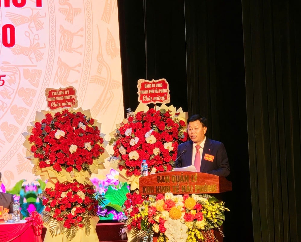 M. Le Trung Kien, chef du conseil de gestion de la zone économique de Hai Phong, a prononcé le discours d'ouverture du Congrès.