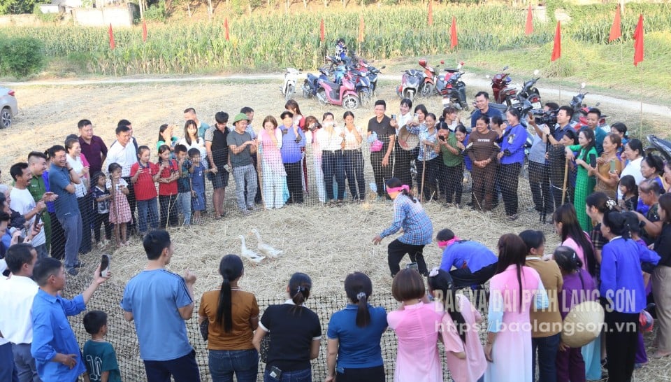 Người dân thôn Đồng Liên, xã Hoà Sơn, huyện Hữu Lũng tham gia trò chơi  tại ngày hội đại đoàn kết năm 2024