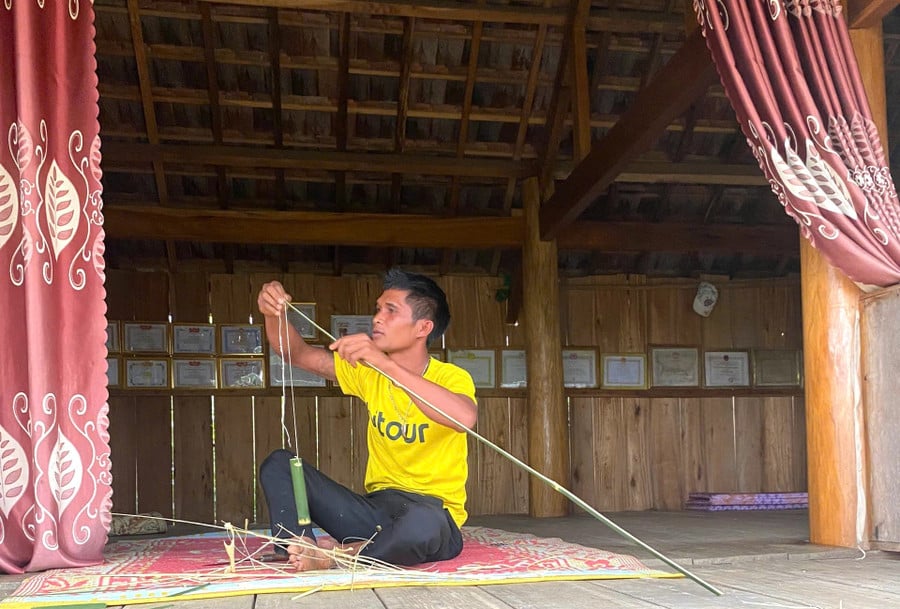 ong-dinh-van-quy-bi-thu-chi-bo-kiem-truong-thon-dak-a-sel-che-tac-can-cau-ruou-doc-dao-anh-ngoc-minh.jpg