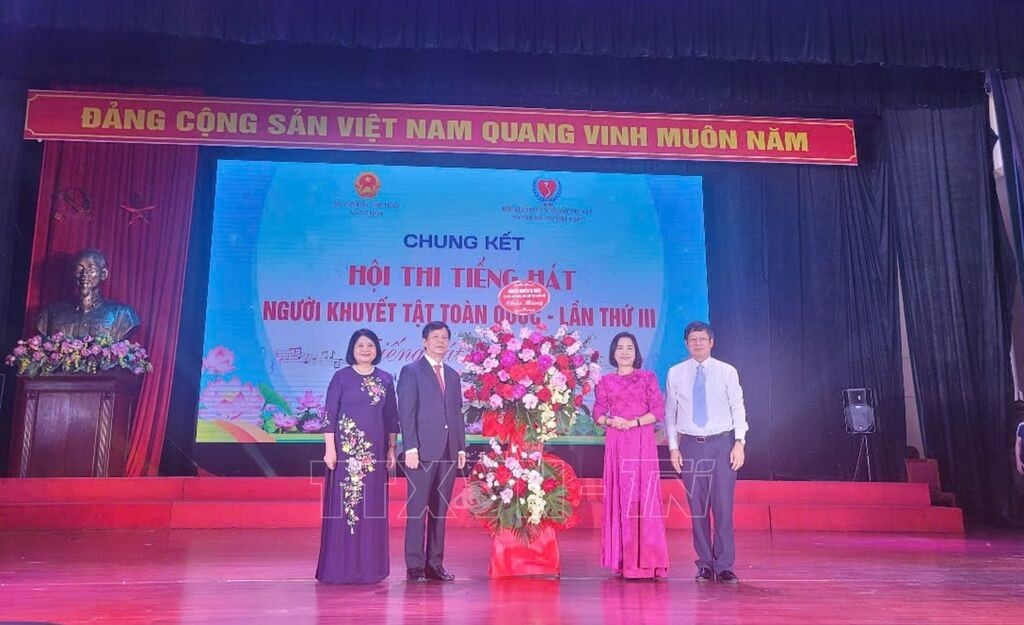Phó Chủ tịch Quốc hội Nguyễn Thị Thanh tặng hoa chúc mừng Hội thi. Ảnh: Phương Thanh/TTXVN