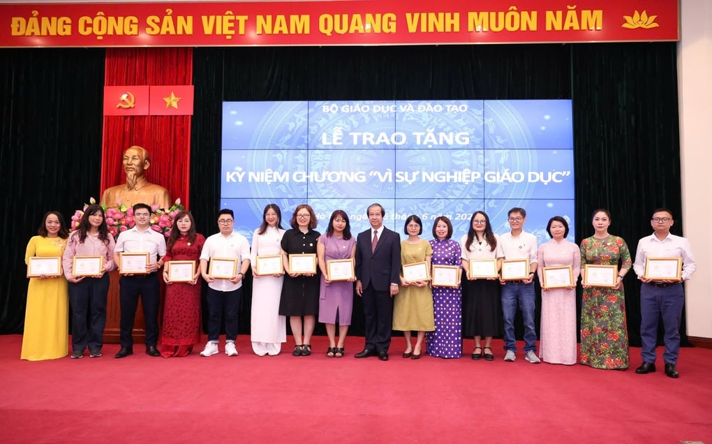 Báo Dân trí nhận kỷ niệm chương Vì sự nghiệp giáo dục - 2