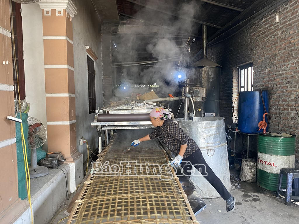 La producción de fideos de celofán en la aldea de Lai Trach, comuna de Yen Phu (Yen My), genera buenos ingresos para muchos hogares.