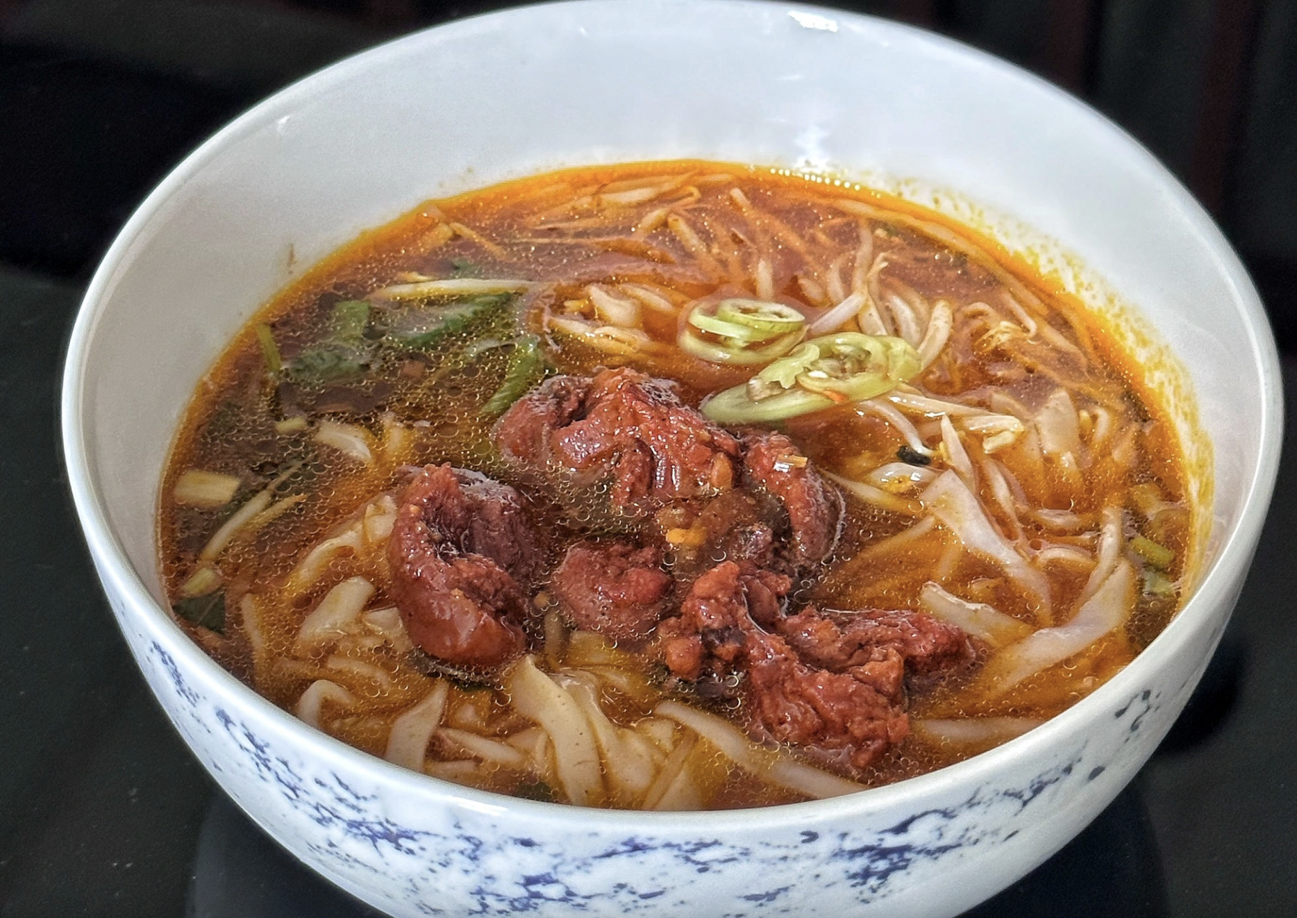 Quán bún bò 10.000 đồng, quán hủ tiếu 15.000 đồng… nổi tiếng TP.HCM: Có tăng giá không? - Ảnh 3.