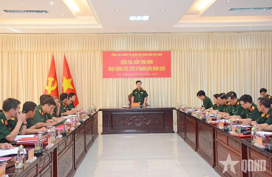 Trung tướng Đỗ Xuân Tụng kiểm tra, nắm tình hình tại Sư đoàn 10 (Quân đoàn 34)