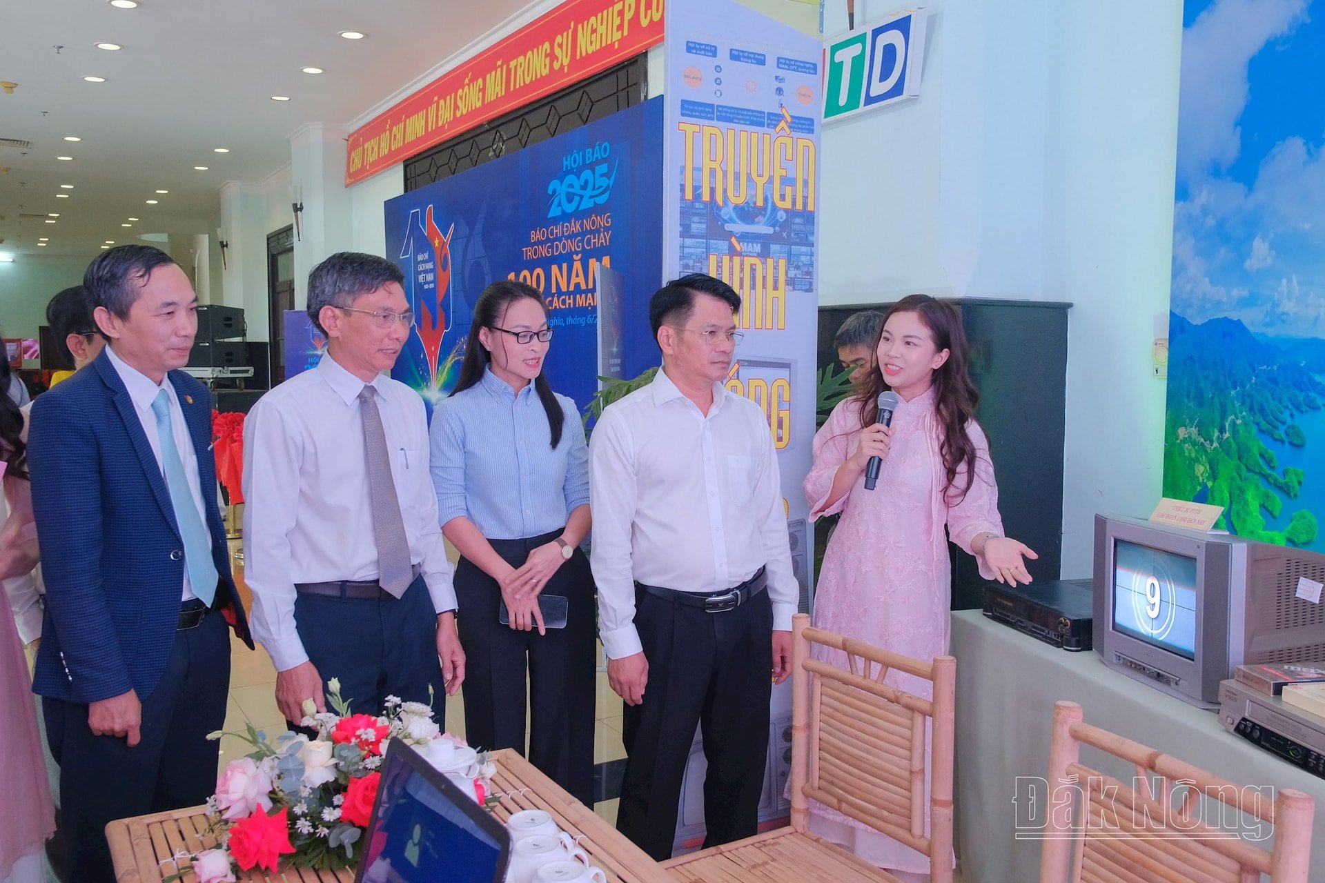 Các đại biểu tham quan khu vực trưng bày của Đài Phát thanh-Truyền hình tỉnh Đắk Nông