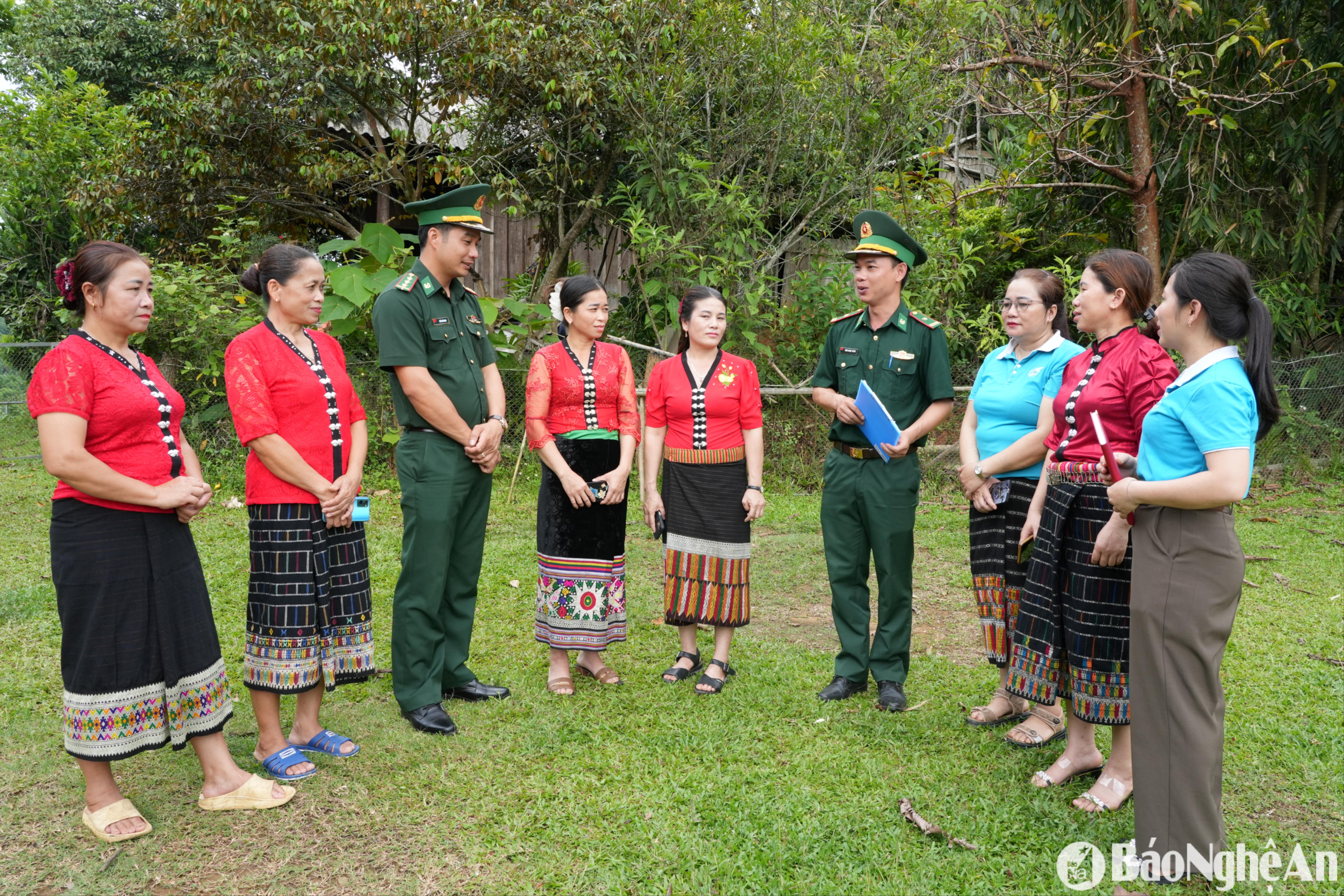 Cán bộ Đồn biên phòng Thông Thụ tuyên truyền phòng chống ma tuý cho phụ nữ vùng biên. Ảnh: Gia Huy